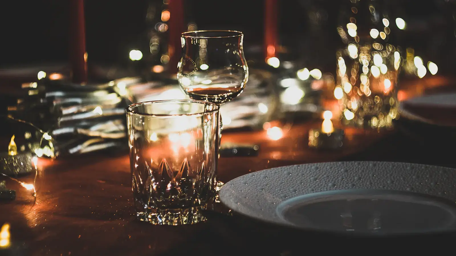 Table dressée à la bougie dans la salle du Néré